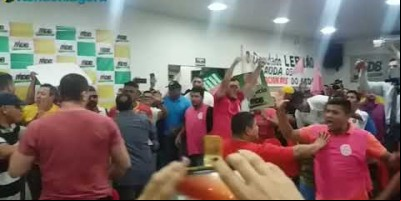 Vídeo: Apoiadores de Confúcio saem na porrada com seguranças em convenção