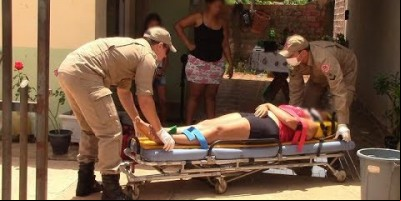Discussão entre vizinhos termina com mulher baleada com tiro que era para o seu esposo...